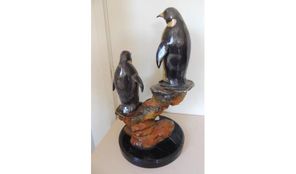Bronzenbeeld “Pinguins op rots” . Speciaal gepatineerde Pinguins  op natuurstenen sokkel. Afm H. 62  Br. 45 D 36